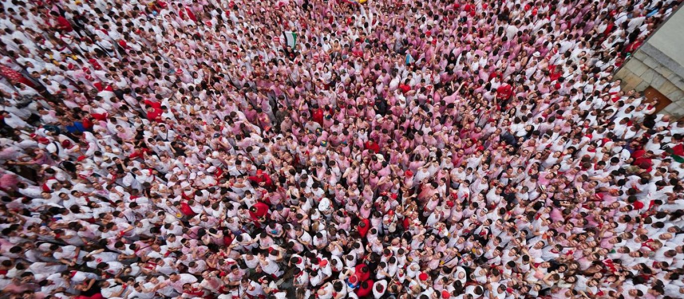 06/07/2024 Miles de personas celebran el comienzo de las fiestas de San Fermín durante el txupinazo, a 6 de julio de 2024, en Pamplona, Navarra (España). Tras el lanzamiento del chupinazo, por parte del grupo de danzas municipal Duguna Iruñeko Dantzariak, comienzan en Pamplona las fiestas de San Fermín 2024 al grito de ‘Iruindarrok. Pamplonesas, pamploneses, ¡Viva San Fermín! Gora San Fermín!’. Las celebraciones continuarán hasta el 14 de julio.
SOCIEDAD 
Eduardo Sanz - Europa Press