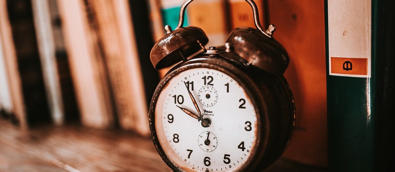 Old_alarm_clock_on_the_bookshelf_-_50233824038