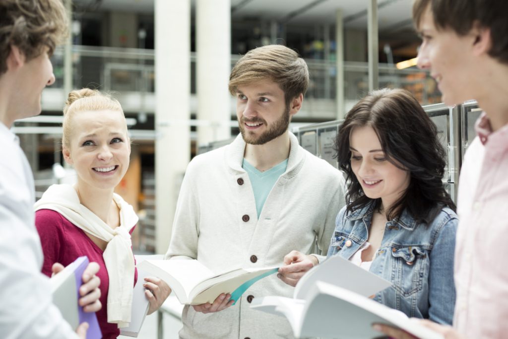 estudiantes estudiando curso español