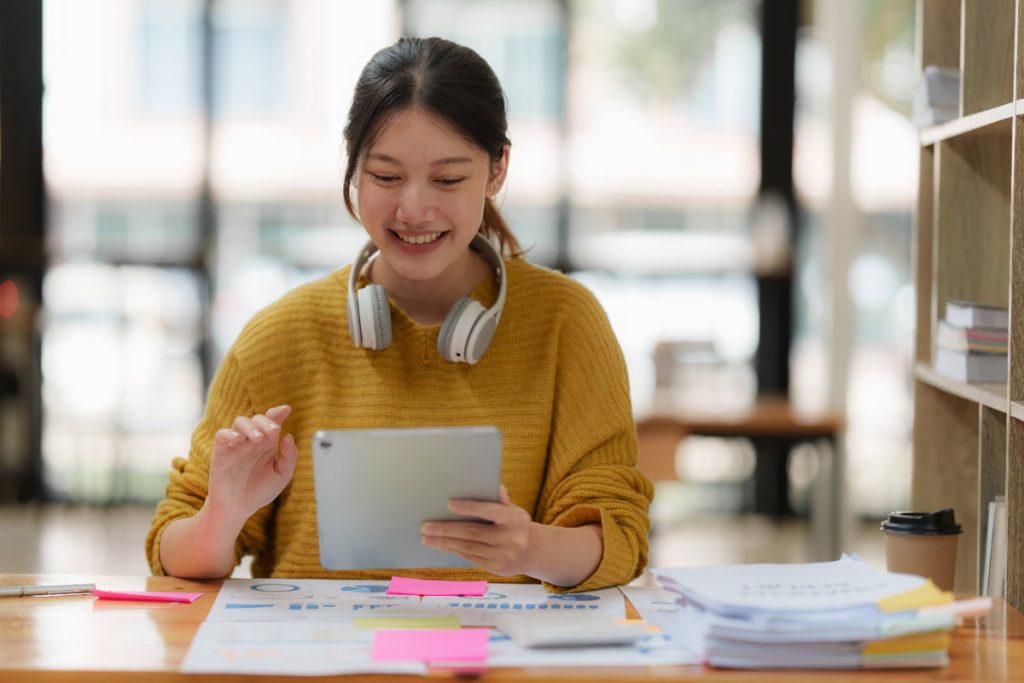 girl studying a spanish course in spain