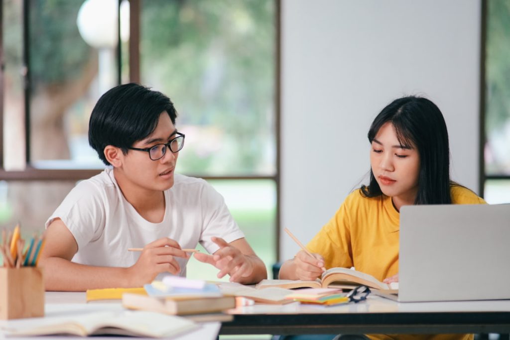 par de estudiantes estudiando curso español malaga