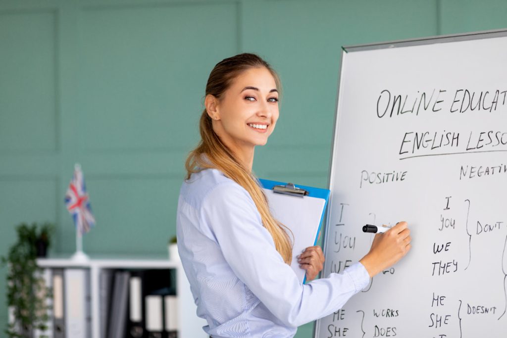 profesora enseñando en escuela idiomas