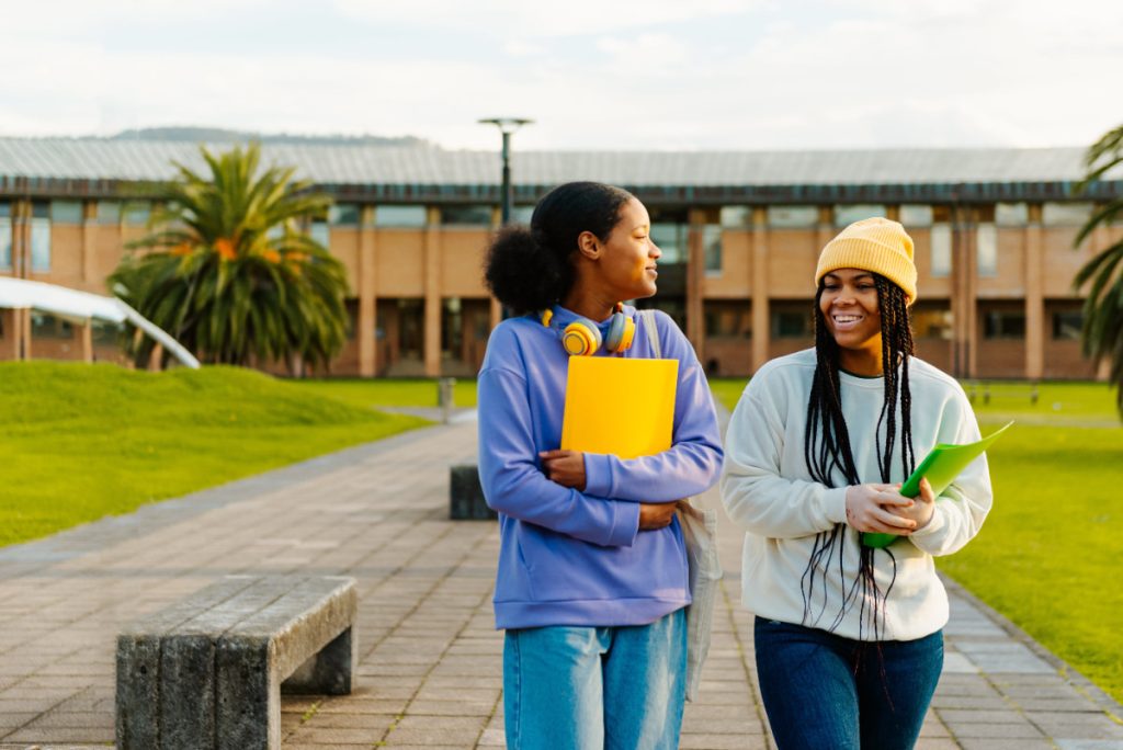 two girls talking about the spanish language course in malaga